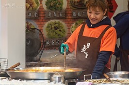 寒流雖然還沒發威，賣麻辣臭豆腐熱食的攤商已經備好大批原料就等客戶光臨。（好房網記者張聖奕／攝影）