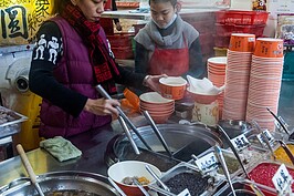 寒流雖然還沒發威，賣熱食的攤商已經備好大批原料就等客戶光臨。（好房網記者張聖奕／攝影）