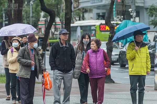 上午的台北還感受不到寒流的威力，雖然如此，怕冷的老人家已經全副武裝。（好房網記者張聖奕／攝影）