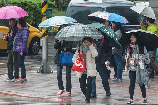 下雨加上寒風,雖然離寒流發威還有一段時間,不過風寒效應下已經可以感受到陣陣刺骨寒意。(好房網記者張聖奕/攝影)