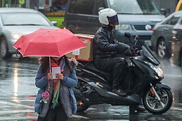 下雨加上寒風，雖然離寒流發威還有一段時間，不過風寒效應下已經可以感受到陣陣刺骨寒意。（好房網記者張聖奕／攝影）