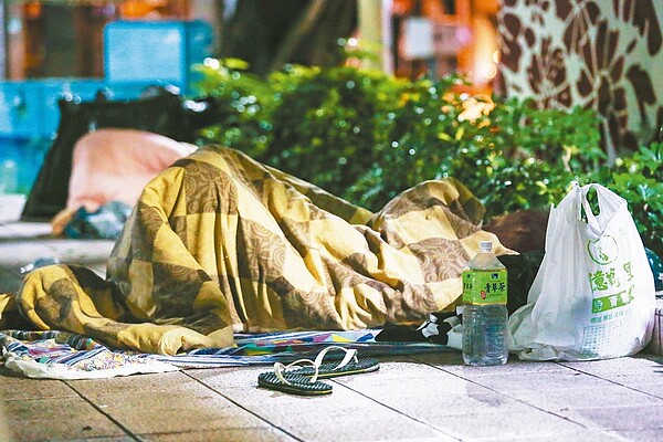 近年最強寒流來襲,部分地區體感溫度可能低到零下1到2度,街友們能否撐得住,讓人擔心。 記者鄭清元/攝影