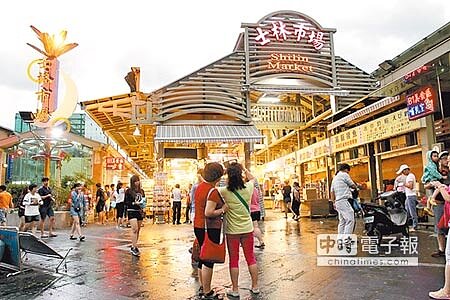 士林夜市對大陸觀光客依賴度高,選前人潮就減少約1/3,近日傳出陸客減少訊息,攤商們都很擔心。圖/本報資料照片