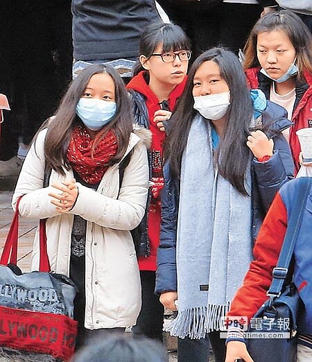 全副武裝 學測遇上今年首波寒流,在考區內隨處可見考生們戴著口罩應試。(趙雙傑攝)