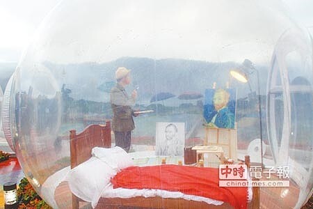 奇景擁恆文創園區的<星空草原>以400萬支寶特瓶打造,旁還有數間「泡泡屋」,述說梵谷作畫的過程。(曾百村攝)