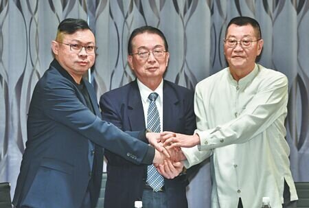 
中華工程董事長周志明（中）、寶佳集團堡新投資董事長鄭斯聰（左）及威京集團代表沈慶光（右）日前決定共同參與公司治理。19日卻傳出震撼彈，中工經營權將和平移轉給寶佳集團。（本報資料照片）
