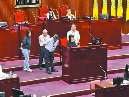 
台北市議員秦慧珠、詹為元18日在議會工務部門質詢，要求台北市都發局開放部分捷運聯開宅供長輩居住，並把扶手納入社會住宅廁所基本配備。（孫敬攝）
