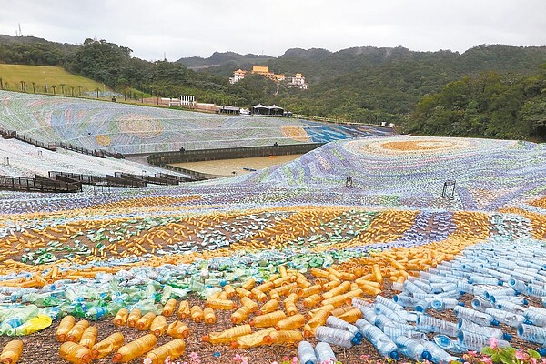 擁恆文創園區用400萬支寶特瓶，把草皮「彩繪」成梵谷的星夜。 記者林孟潔／攝影