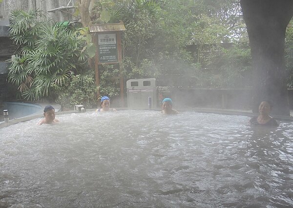 寒流來襲時享受露天溫泉,邊賞雪邊泡湯好不愜意,卻是引發腦中風的危險行為。 記者吳政修/攝影