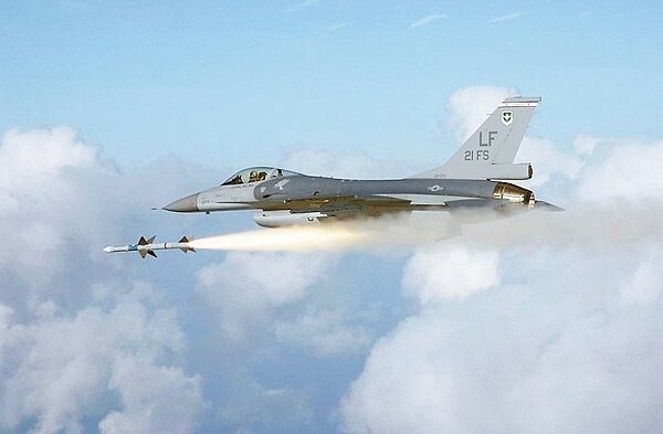高鼎程駕駛的編號93-0711號F-16戰機,先前在演訓中發射麻雀飛彈。 圖/引自美國空軍網站