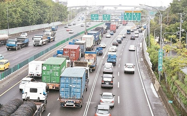 因應高屏地區各景點及遊樂區年年塞車，公路總局春節9天連假疏運措施，增加國道及高雄、墾丁客運班次。 記者劉學聖／攝影