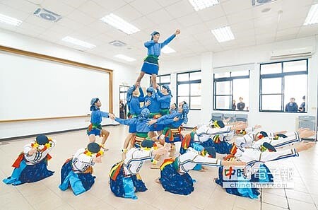 體驗部落文化能歌善舞的卑南族人,邀請民眾2月12日一同歡慶年聚。(黃力勉攝)