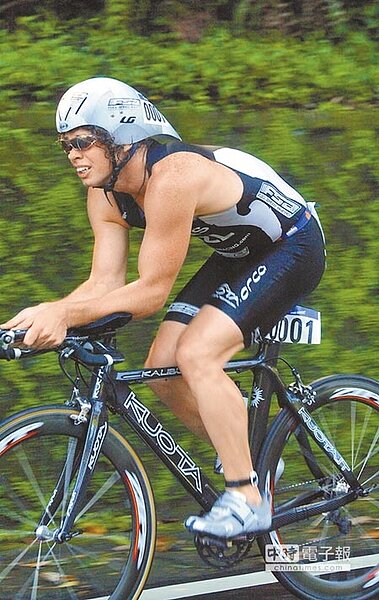挑戰極限從事單車運動前,應做好準備、暖身,並經過一定訓練,以免造成運動傷害。圖為統一盃鐵人3項比賽菁英組選手。(本報資料照片)