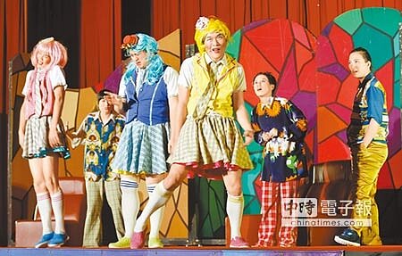 
反毒不說教紙風車劇團23日在台北地方法院演出《拯救浮士德》反毒劇，教導受保護管束的少年認識毒品危害。（姚志平攝）
 