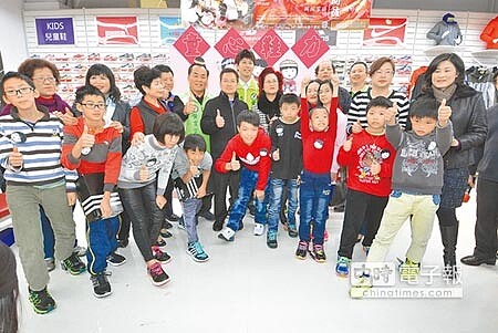 彰化家扶中心昨天舉辦「童心鞋力」贈鞋助家扶兒,孩子們換上新鞋超開心。(吳敏菁攝)