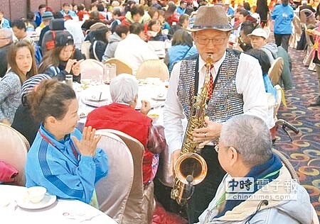 心是暖的↑甘霖基金會為弱勢老人舉辦圍爐,欣賞節目,參加人人有獎抽獎,歡喜過年。(陳淑芬攝)