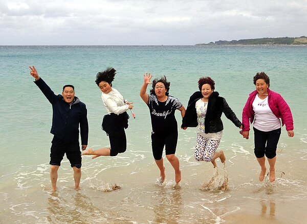 遊客開心在墾丁南灣海邊踏浪,享受冬日戲水樂。 記者潘欣中/攝影