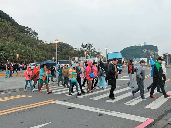 西子灣英國領事館每日都有不少陸客團，昨天氣寒冷，陸客團照常出團，遊客數影響較小。 記者歐陽良盈／攝影