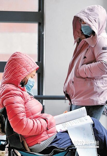 最冷考季學測第二天,遇寒流天氣急凍,考生穿上羽毛大衣、圍巾再加口罩,把握最後時刻來溫書。(黃國峰攝)