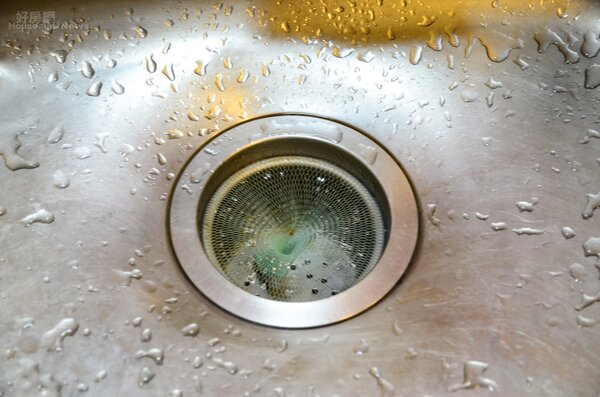 排水口的濾杯可以套上拋棄式濾網，能攔阻更細小的碎屑防止水管堵塞。(好房網News記者鍾釗榛／攝)