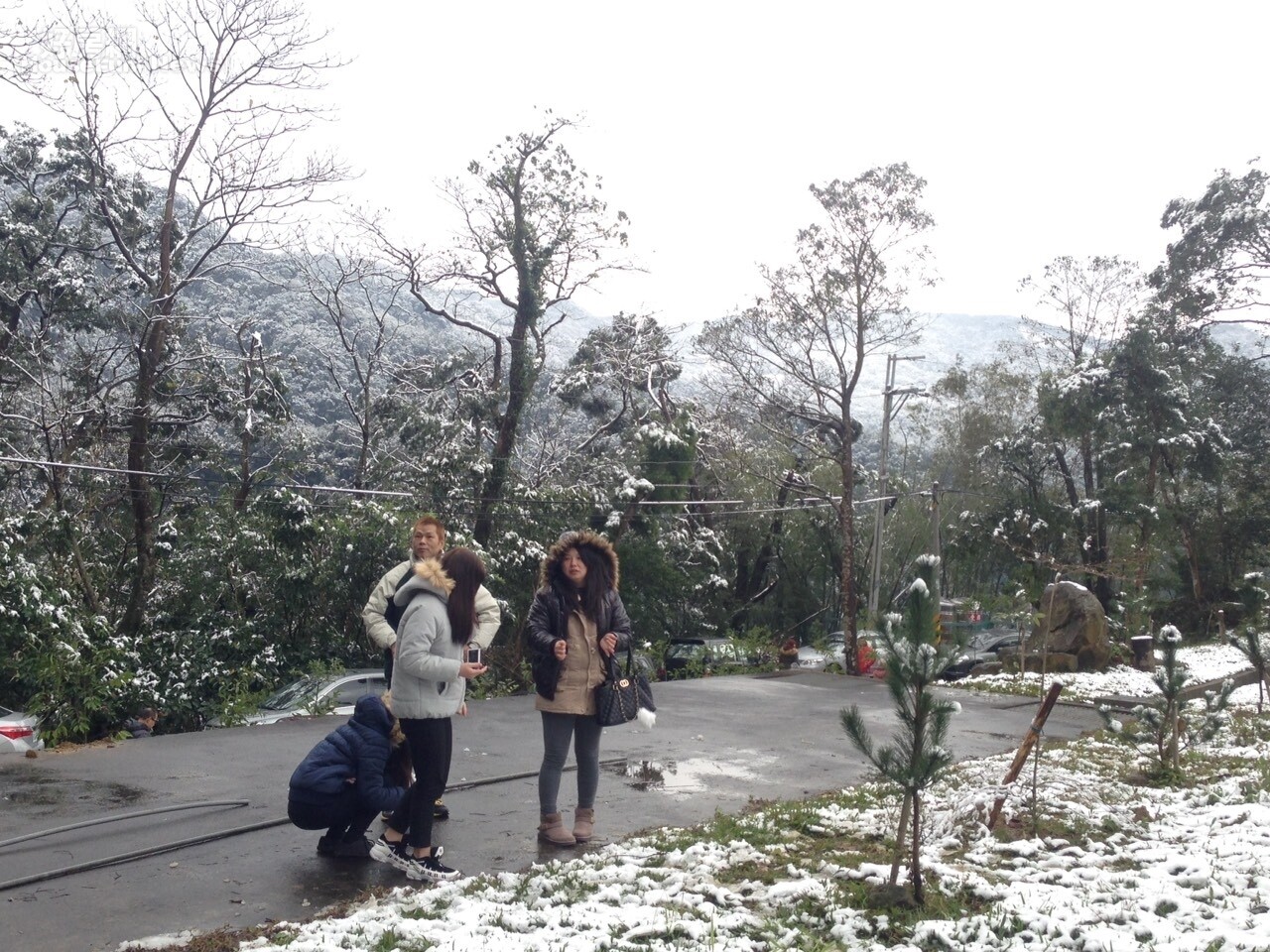 三峽山區也飄雪，不少民眾不畏寒流出門欣賞雪景。（好房網News記者魏瑩華／攝影）