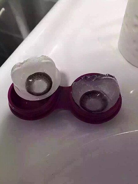 藝人羅霈穎在臉書上PO出隱形眼鏡被結凍的照片，讓粉絲直呼「好可怕」！（翻攝自羅霈穎臉書）