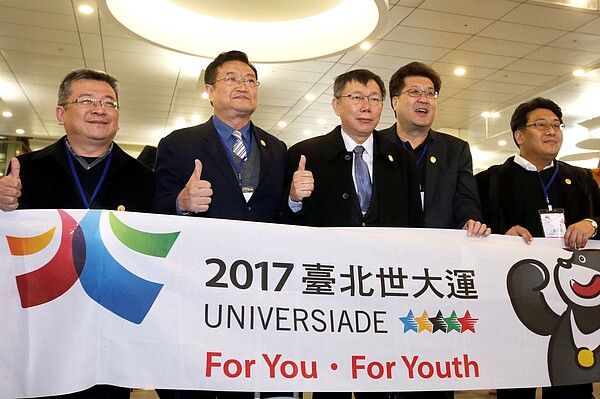 台北市市長柯文哲(中)前往日本市政考察之旅，上午從松山機場啟程，將到東京、橫濱、大阪及觀光小島「直島」參訪，並觀摩看看他們怎麼辦奧運。 記者屠惠剛／攝影