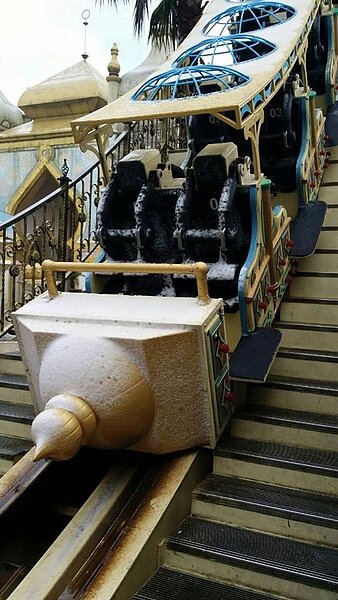 不只主題樂園,遊樂設施也被白雪覆蓋。(翻攝自六福村主題樂園臉書)