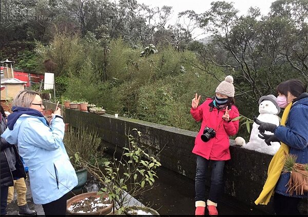 深坑雪景。民眾開心與雪人合影,持續下雪中(好房網News記者張聖奕/攝影)