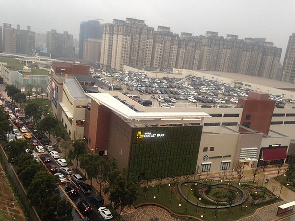 許多民眾不畏寒,趁難得假日到試營運中的林口三井商城逛逛,讓當地湧現大批排隊車潮。(翻攝自林口大家庭Linkao-Family)