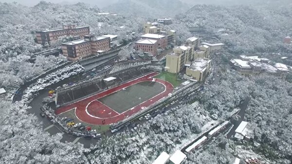 下雪了，華梵大學超美！有網友利用空拍機拍出華梵大學在雪中的美景。（翻攝自youtube）
