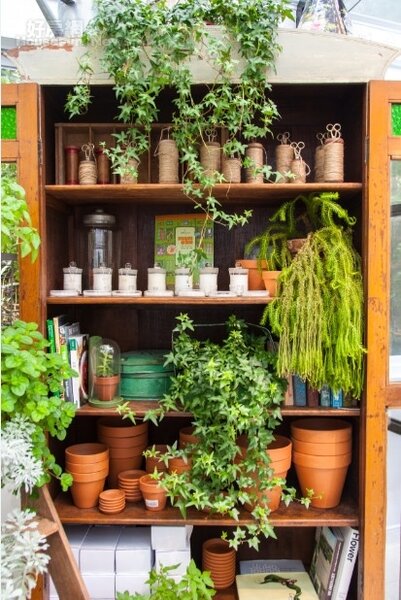 透過櫥櫃擺設植栽也可以讓陽台有不一樣的表情。（好房網News記者張聖奕／攝影）