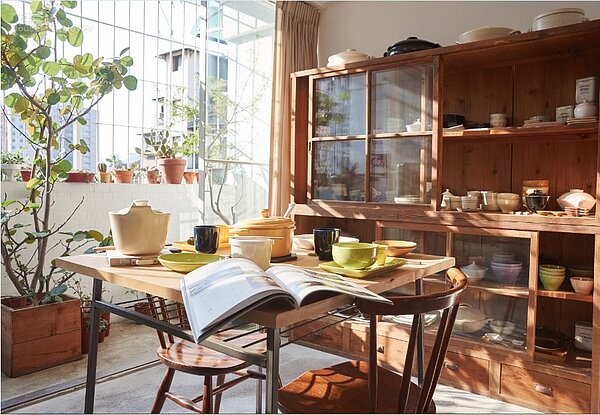 偶爾把餐桌搬到陽台旁,陽光與早午餐一起享用最幸福。(高宏君/攝影)