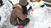 山區降雪　遊客堆雪人