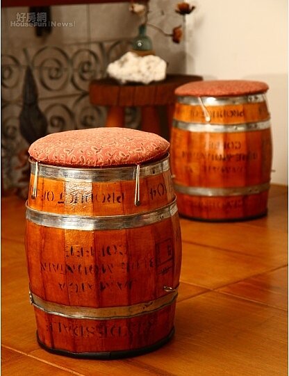 500元買來的咖啡桶加個軟墊就是有個性的凳子。(易俊帆/攝影)