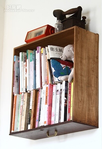 就算書桌不要了,抽屜也還可以拿來運用,爬上牆就是好用書架。(易俊帆/攝影)。