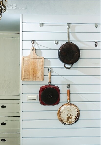 牆上鋪上木條和掛勾,不僅可以掛畫也可以展示生活用品。(蔡孝如/攝影)