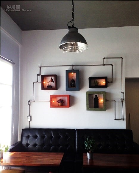 銅管藏電線提供光源,相框就是舞台。(好房網News記者魏瑩華/攝影)