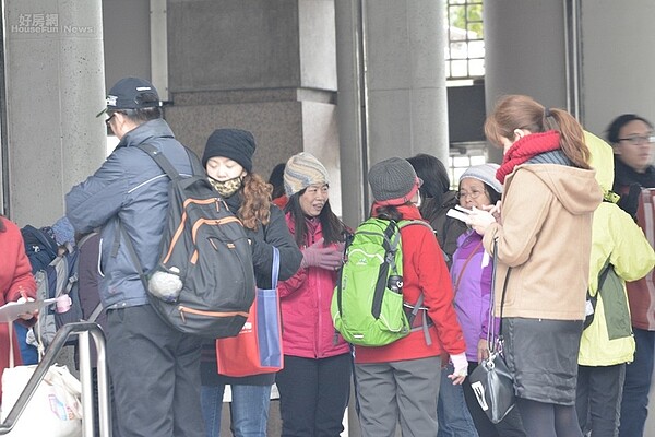 寒流來襲,民眾出門保暖不可少,人潮示意圖。(好房網News記者陳韋帆/攝影)