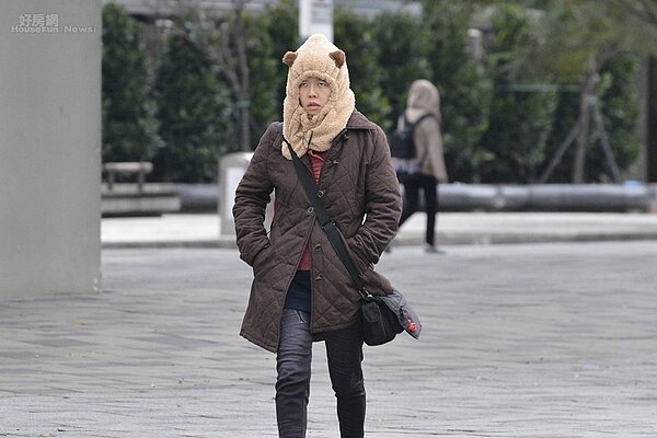 寒流來襲,民眾出門保暖不可少,人潮示意圖。(好房網News記者陳韋帆/攝影)