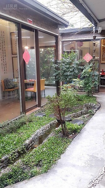 
4.	庭院內營造小橋流水、蓮花池，栽植蘆洲在地植物，別有情致。