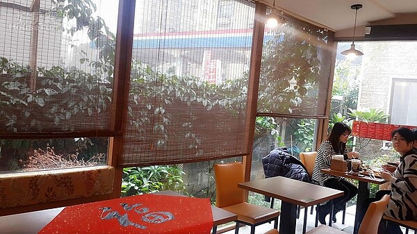 
5.	餐飲區由老木屋改建，保留原本的建材重新上漆。