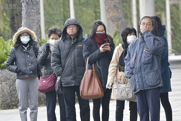 寒流來襲,民眾出門保暖不可少(好房網News記者陳韋帆/攝影)