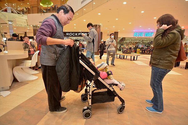 林口Outlet不只潮流男女,更多孩童、嬰兒車穿梭其中。(好房網News記者陳韋帆/攝影)