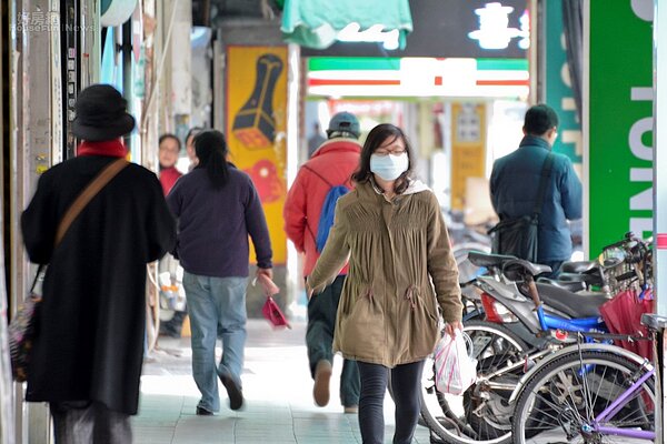 外牆剝落危險期應走在騎樓內比較安全。(好房網News記者 陳韋帆/攝影)