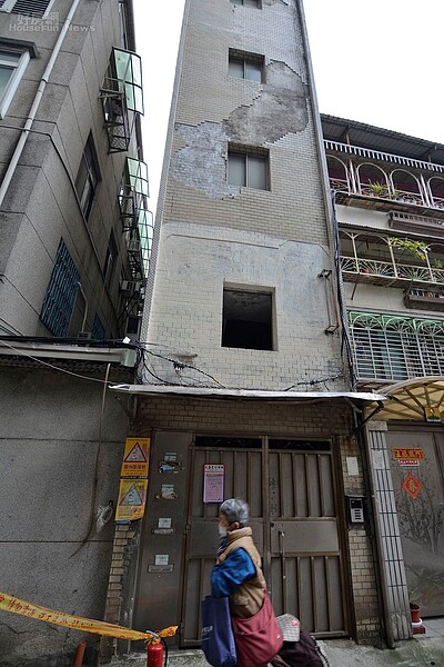 外牆剝落危險期不應離外牆太近。(好房網News記者 陳韋帆/攝影)