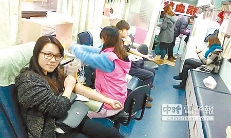 雲嘉南地區缺血嚴重,捐血中心呼籲大家踴躍挽袖捐輸,救人一命。(許素惠攝)