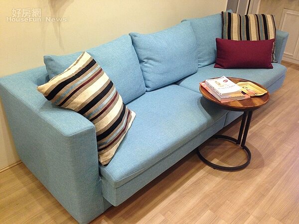 
7.胡桃木茶几購自文昌街，桌面可拆起來使用，也可挪到沙發前，好用不佔空間。