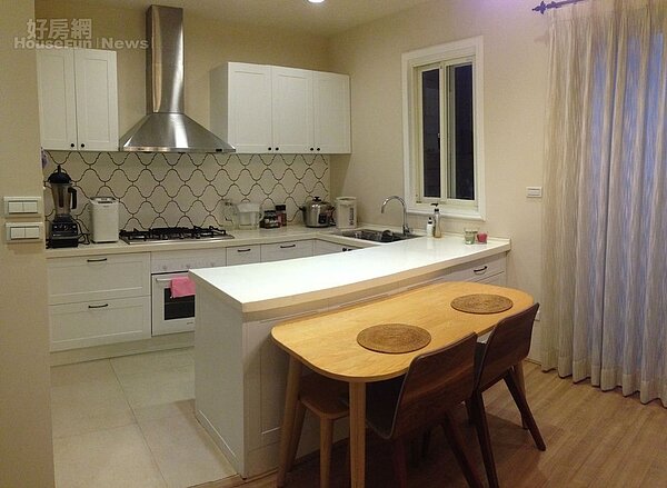 
4.戴心怡喜歡下廚，經常在家烤牛排，做麵包，廚房格局很重要。