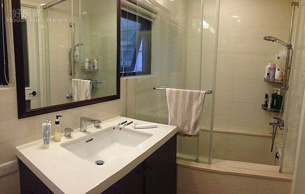 
5.磁磚砌成的浴缸很有泡溫泉的Fu，也能促進夫妻情趣。